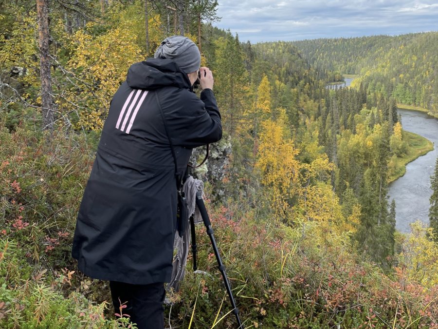 Valokuvaaja Tanja Katajamäki kuvaamassa syysmaisemaa Kuusamossa.